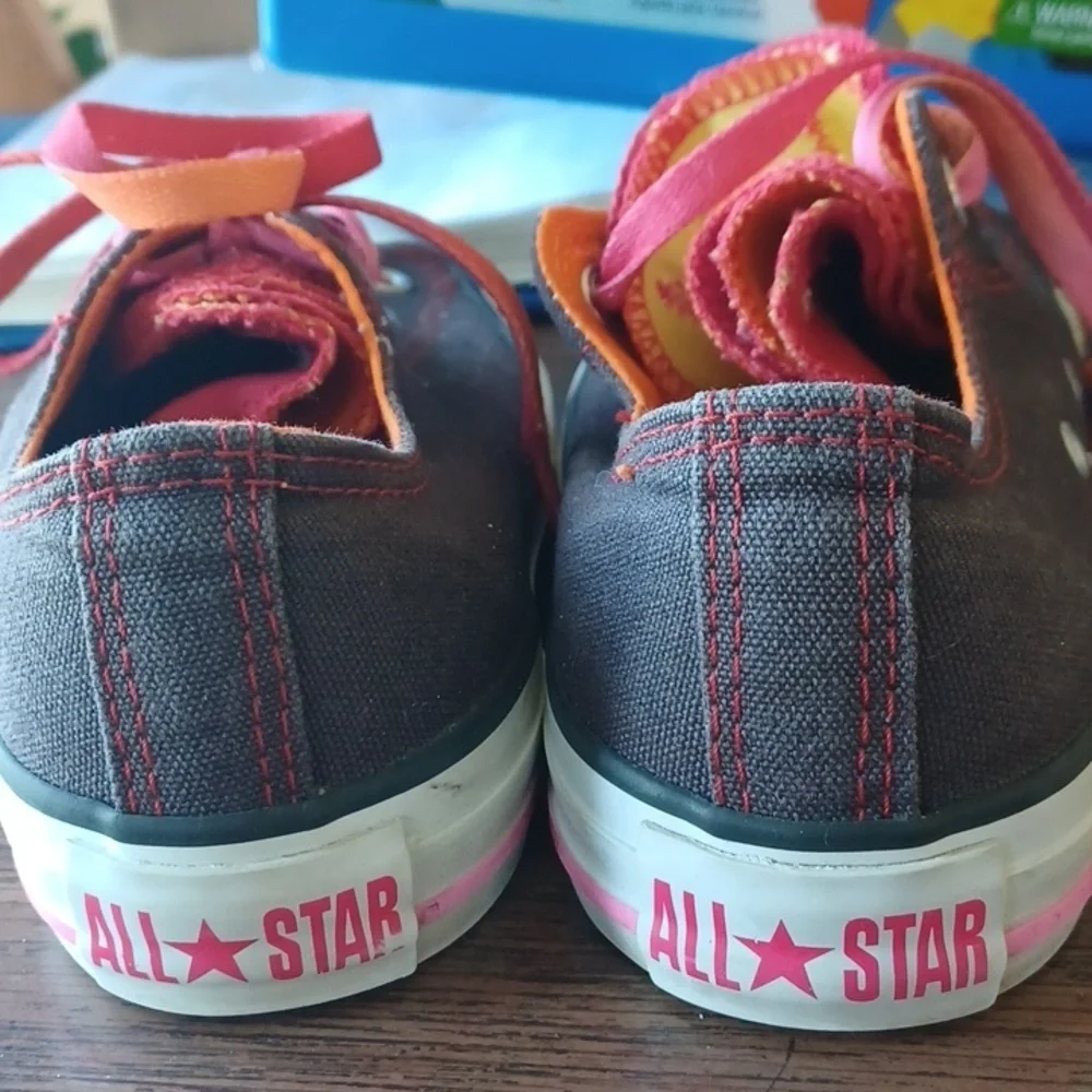Converse Black and Pink SZ 6, multicolor tongues